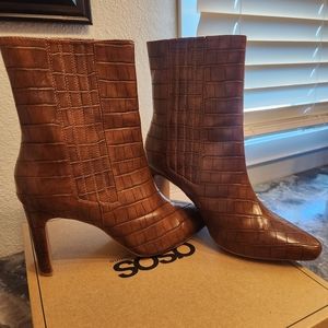 Cute ankle boots, crocodile pattern, UK sizing 6, I wear 8 always fit fine.